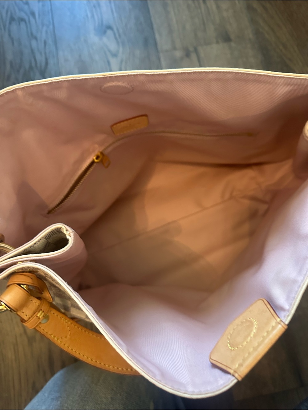 Louis Vuitton Grateful Handbag MM
Pink inside - Picture 6 of 6